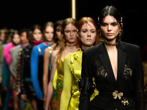 Una dicotomia tra lusso e grunge sulla passerella di Versace